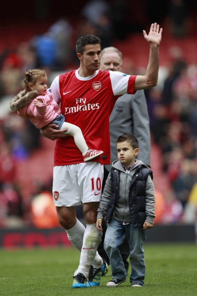 记者：尤文最多500-600万欧年薪续约DV9，球员要求大笔签字费（消息称尤文与DV9续约年薪最多500-600万欧，球员还索要高额签字费）