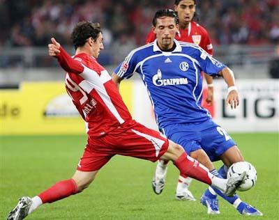 客战那不勒斯替补登场，科斯蒂奇达成尤文生涯100场里程碑（客场对阵那不勒斯替补登场，科斯蒂奇迎来尤文生涯第100场）