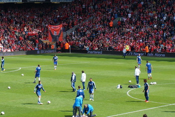 暖心！威廉二世通过出售袜子，邀请超350名孤独青少年现场观赛（暖心之举：威廉二世卖袜筹资邀350多名孤独青少年现场观赛）