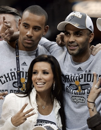 广东男篮防守稳固战胜上海（铁血防守助广东男篮力克上海）