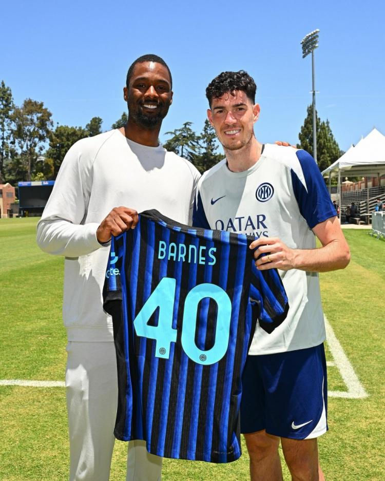 球迷说把自己的膝盖借给内马尔，内马尔调侃：那我得要俩（球迷称愿把膝盖借内马尔，内马尔打趣：那我得要两只）